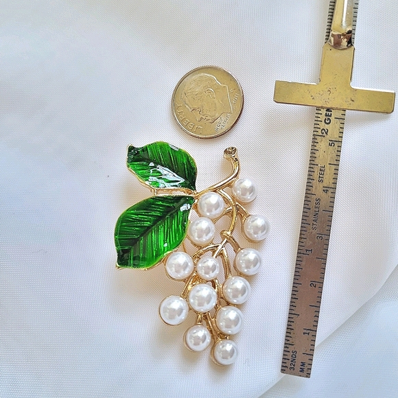 Cluster of Pearl Grapes Brooch Pin NWT - Picture 3 of 4